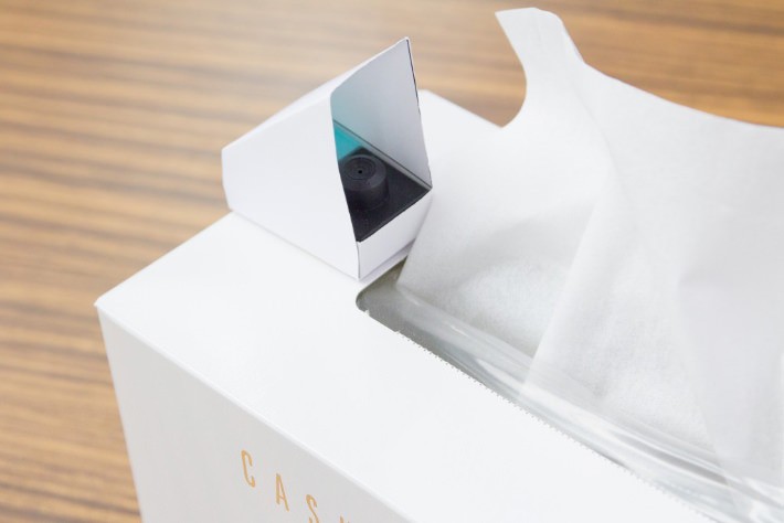 1.	ティッシュに手を伸ばしたところにのみ人感タグが反応するよう、厚紙で人感タグ用のカバーをつくります。