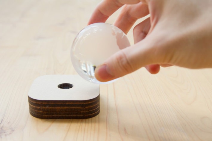 3.	商品を台に載せます。