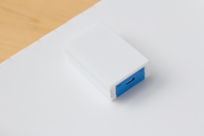 3.	アクリル接着剤で明るさタグを納めるパーツを接着し、組み立て