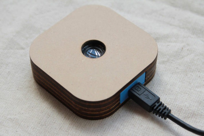 4.	商品を手に取ると、明るさタグが反応し、事前に録音しておいた説明を再生