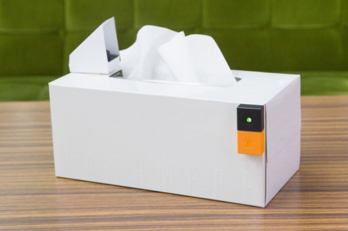 4.	うまく調整できたら、LEDタグも両面テープで貼り付けて完成。