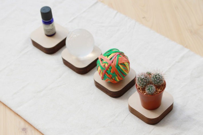 2.	ボンドで土台とMESHを接着し、組み立て