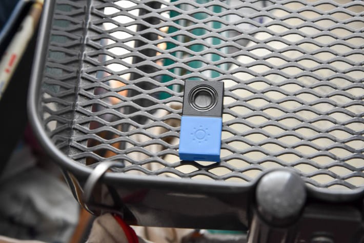 ラックの底面に両面テープで明るさタグを貼り付け