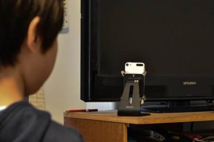 4.	明るさタグが反応してシャッターが切られるまでは、iPhoneやiPod touchの前で待ちます