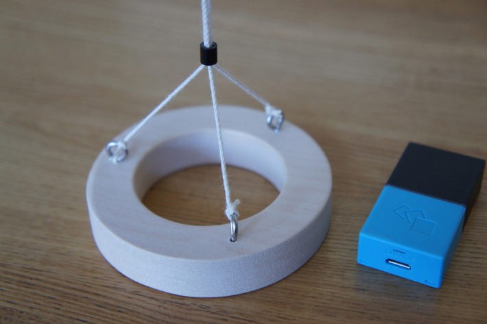 3.	風受けを作ります。今回はMESHの梱包ボックスを活用。箱を四角く切り落として、MESHの動きタグにたこ糸とテープを使って繋ぎます。