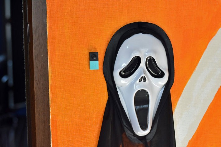 夏にピッタリ肝試し!? 部屋に入ると魔女の笑い声が!