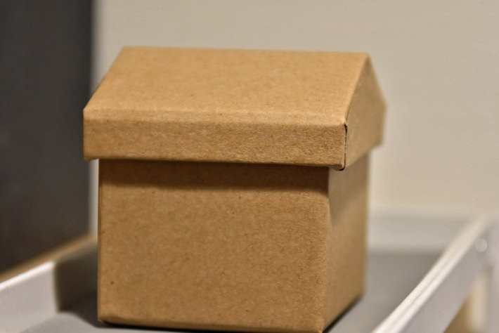 1.	100円ショップなどで鍵が入るサイズの小箱を購入し、自由にデコレーションします