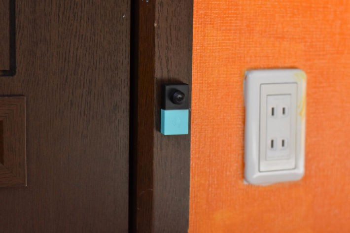 1.	部屋のドアの横、壁の下部など、床から10cmあたりの気付かれにくい位置に人感タグを設置します。