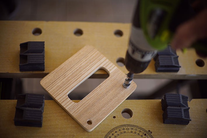 プラスチックのパイプと水位計の太さを計り、ティッシュケースのフタにドリルでパイプと水位計を取り付けるための穴を開けます