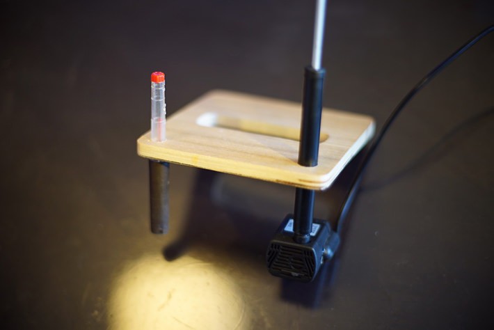 ティッシュケースのフタの穴に水位計とプラスチックのパイプを挿し、水中モーターを取り付けます