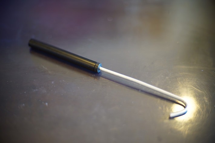 パイプに穴の開いたゴム栓をつけて(水漏れ防止)、先を曲げたアルミパイプを挿入