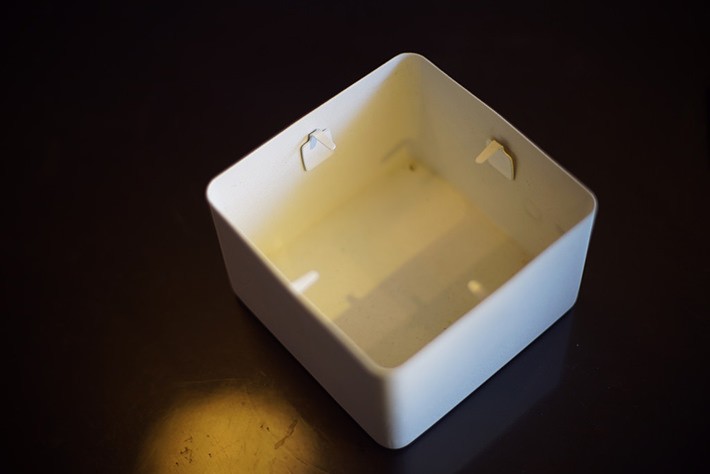 ミニフックのテープを剥がし、ティッシュケースの内側4箇所に付けます