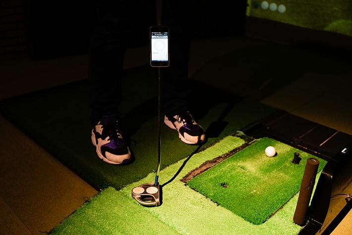 パターにスマホを装着するだけでパッティングのデータがとれる