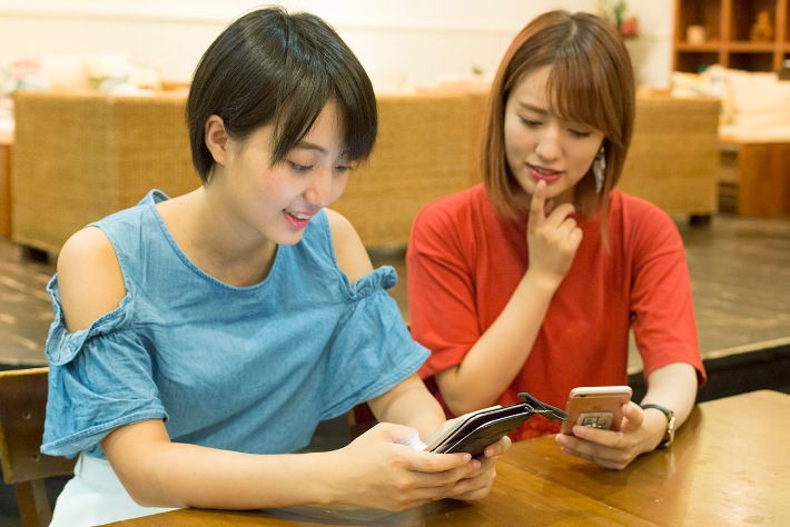 スマホを眺めるおふたり