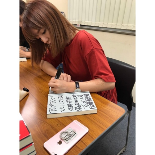 サイン本を作っているスナップ