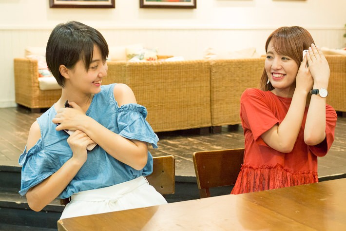 お互いに見られないように…