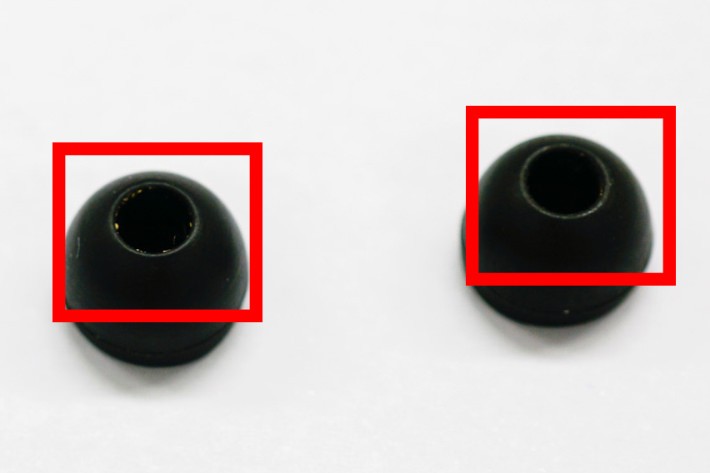 赤枠内、イヤーピースの穴にも汚れがたくさん…