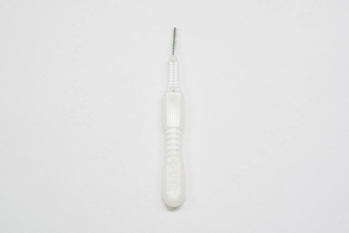 ステップ1:歯間ブラシで汚れを掻き出す!