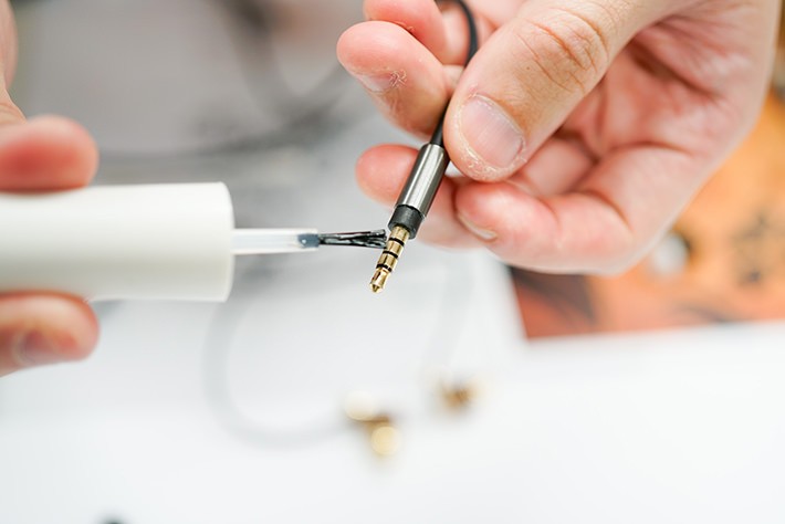 ステップ4:イヤホンプラグにも接点復活剤を塗る