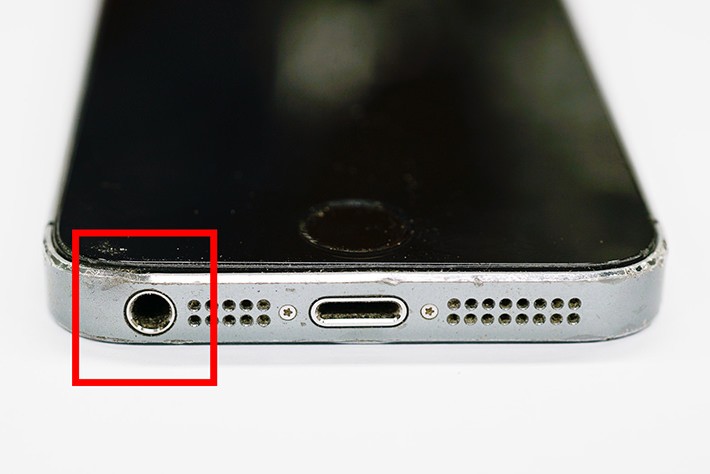 赤枠内のイヤホンジャックから掃除をしていきます