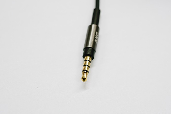 ステップ4:イヤホンプラグにも接点復活剤を塗る