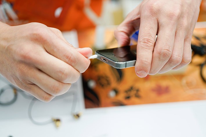 ステップ3:イヤホンジャックの接続不良には接点復活剤を塗る