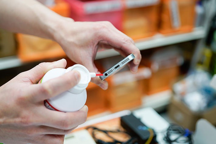 ステップ2:エアダスターで細かな汚れを吹き飛ばす