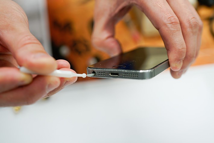 ステップ1:歯間ブラシで汚れを掻き出す!