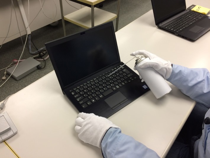 ステップ1:空気の力でゴミを吹き飛ばす