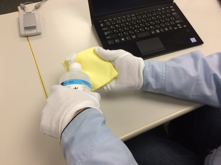 ステップ2:キーボードを精製水で拭く