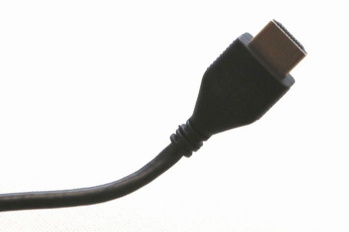 ↑HDMIケーブルは先端が台形状になっている