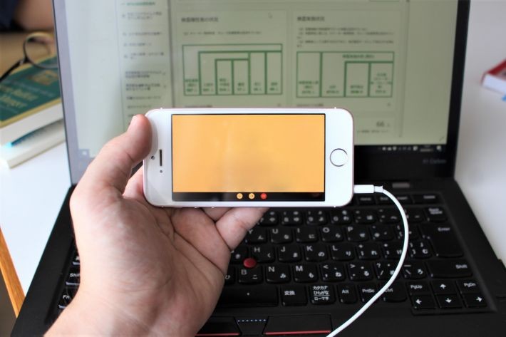 スマホで動画視聴をしている画像