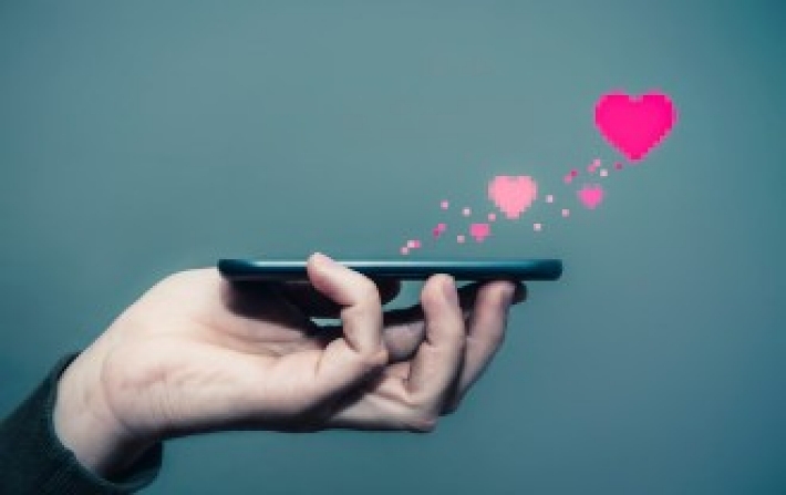 芸能人もマッチングアプリに登録? 恋愛の可能性を広げるポテンシャルと気を付けるポイントとは?