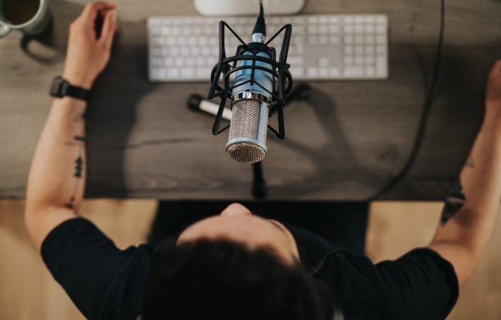 話題のポットキャスター。ポッドキャストを聴く側と配信する側のメリット・デメリットを紹介