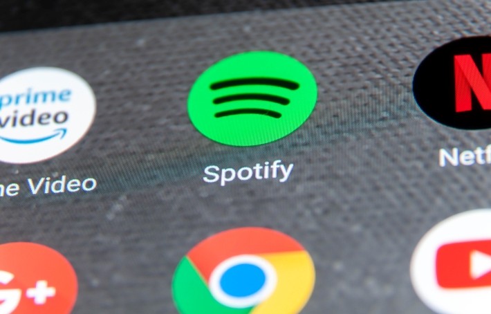 サブスク時代の休日の過ごし方。サブスクの選び方や膨大なコンテンツから観たいものを選ぶ方法を紹介