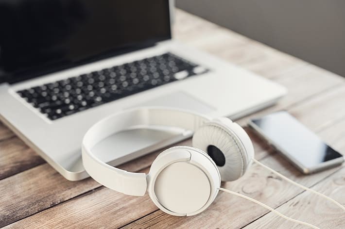 ヘッドホンとパソコン