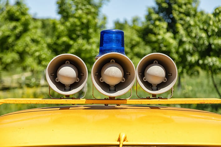 車の上に取り付けられたスピーカー
