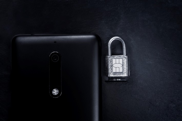 SIMロックを解除しないと利用できない