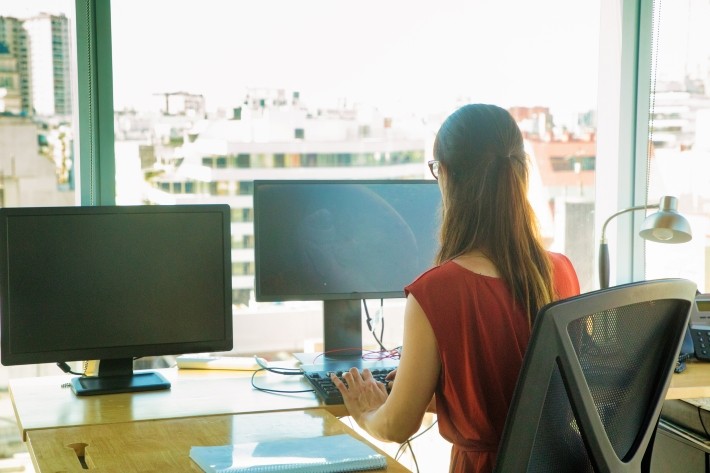 モニターを2画面にするデュアルモニターとは