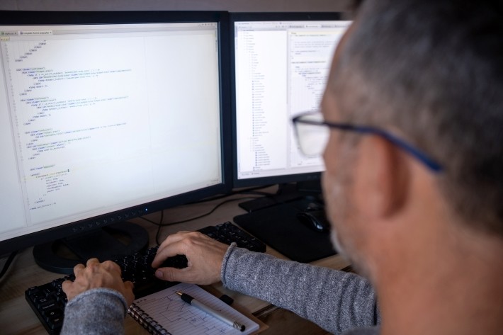 デュアルモニターの利用は、一度に多くの情報を表示できる