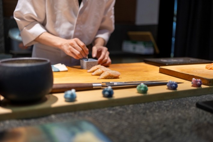 高級な鮨屋の親方はなぜ愛想笑いをしないのか