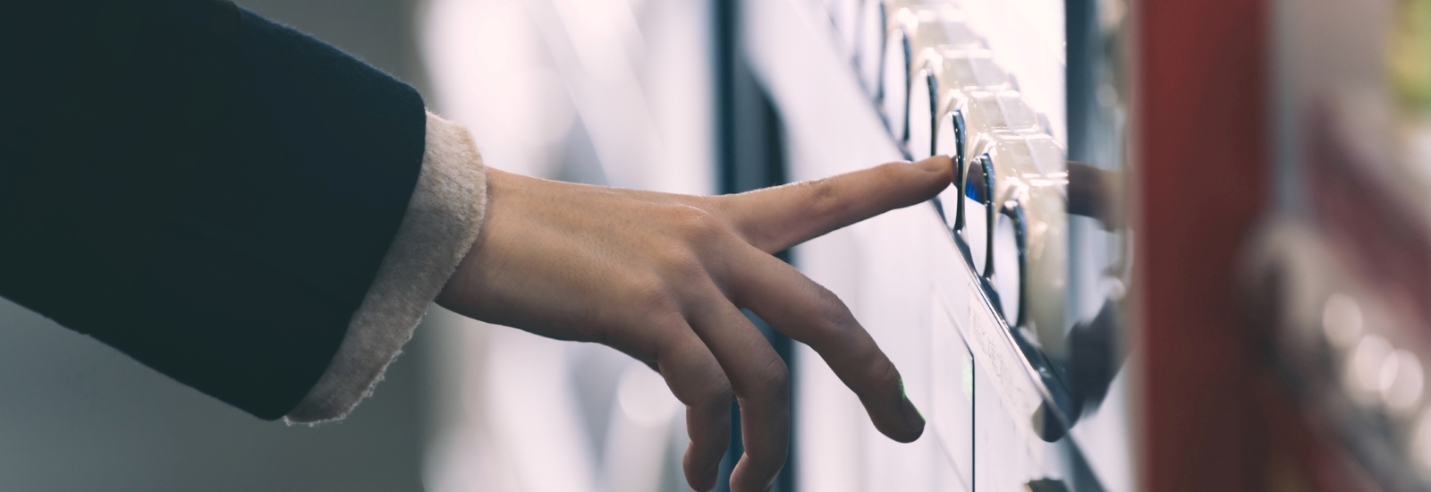 日本電気(NEC)は4月24日、自動販売機で顔認証により飲料が購入できる「顔認証決済サービス」を提供開始した。