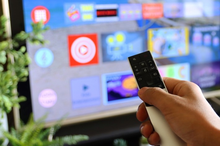 コネクテッドTV(CTV)の接続方法や、注目される理由、消費者側・企業側それぞれのメリットなどについて解説