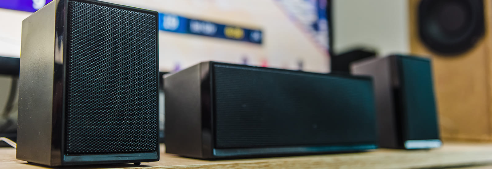 テレビ用スピーカーは有線とワイヤレススピーカーどっちが良い? 機能と用途から考えるおすすめの選び方