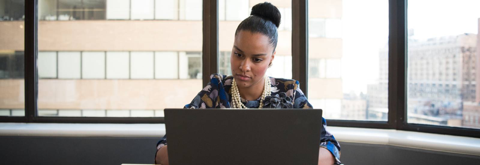 テレビ・Web会議ツール「Zoom」の使い方は?最大の特徴はバーチャル背景