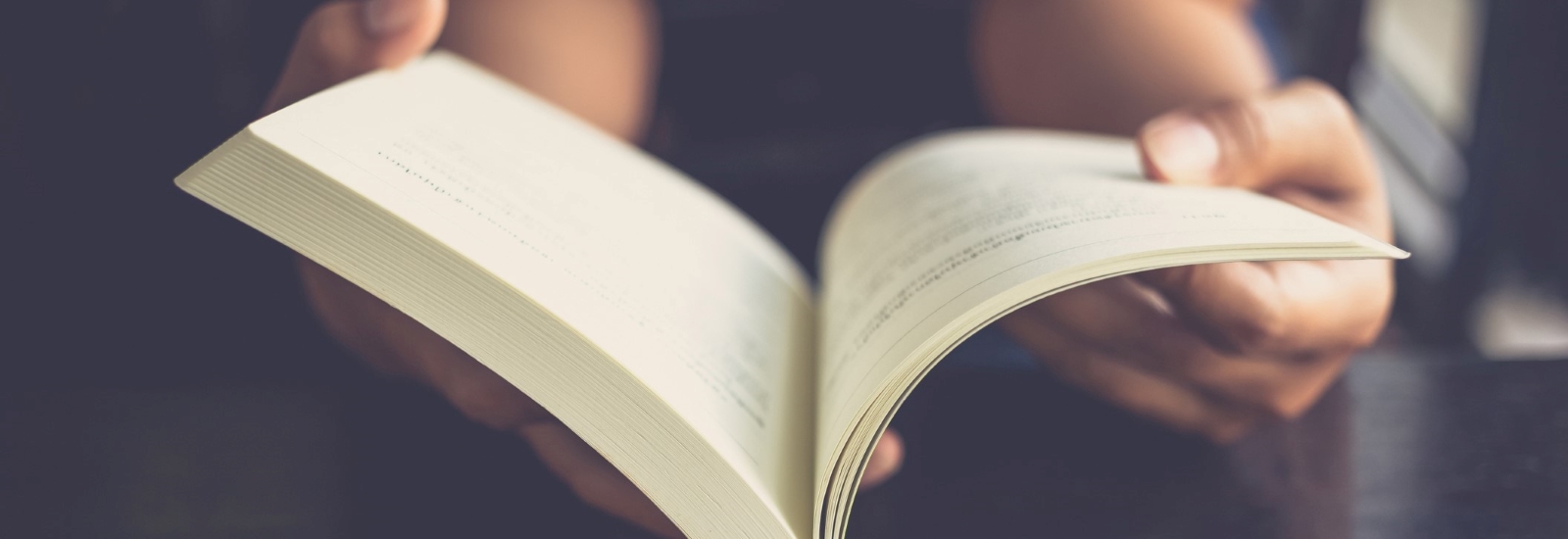 【意外】紙の本が人気の理由とは|紙・電子書籍のメリット・デメリットを踏まえて徹底解説