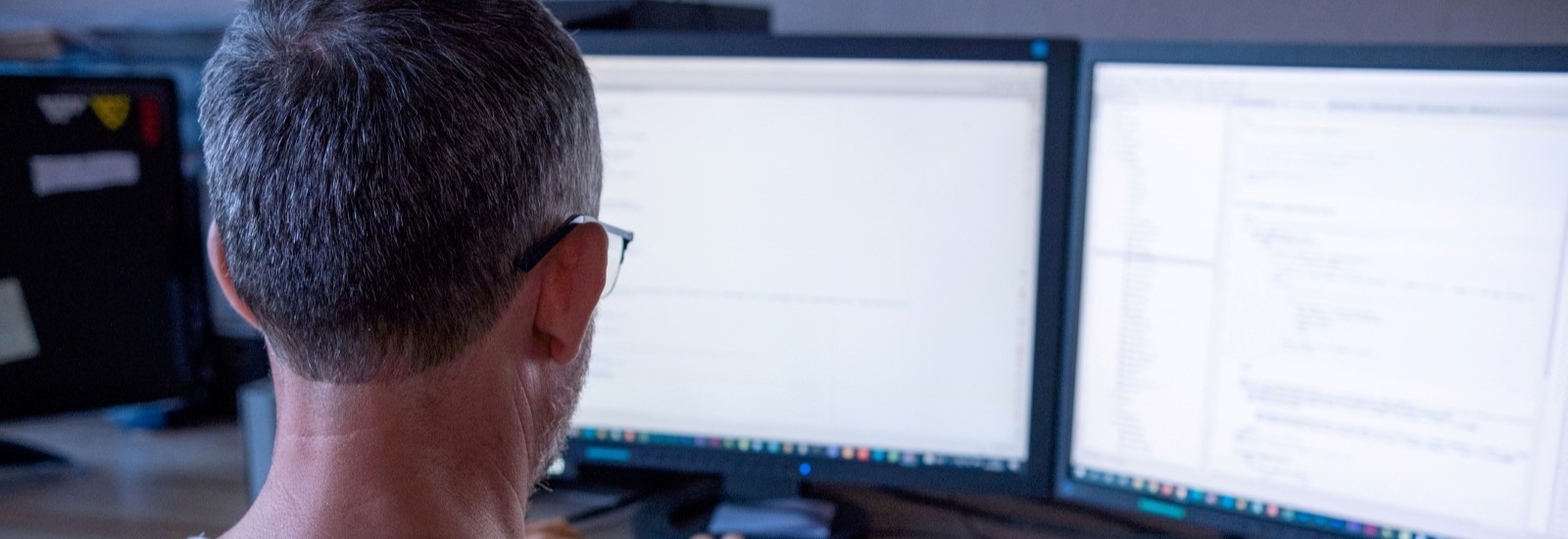 モニターを2画面にしてデスクワークを快適に!環境の作り方とメリットを解説